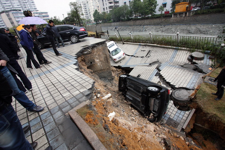 浙江温州住宅楼前路面塌陷