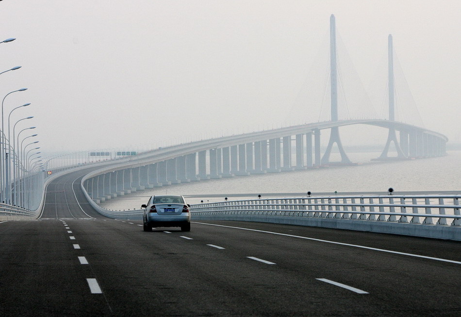 上海长江隧桥正式通车
