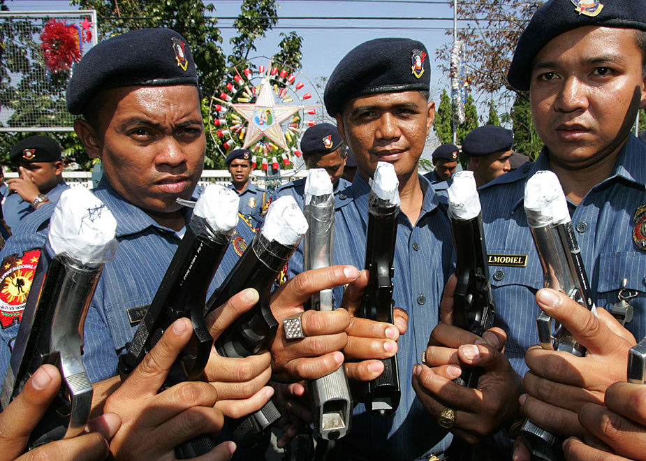 菲律宾警方展示被封的手枪