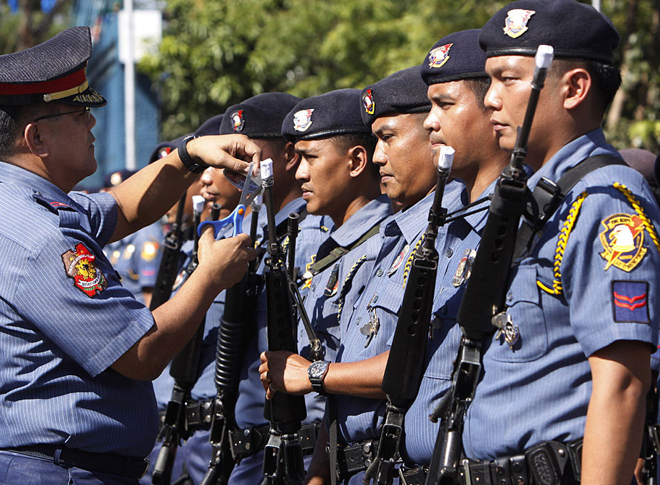 菲律宾警方展示被封的手枪