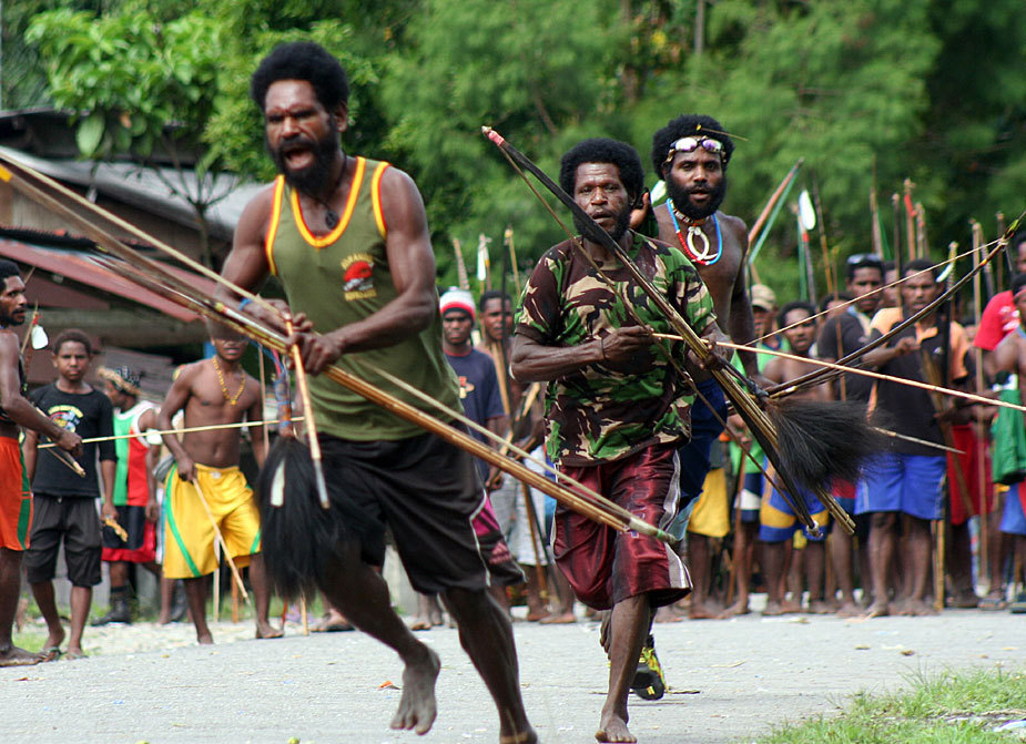 人们用原始武器开战