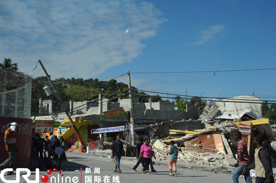3级地震 图片汇总 > 海地太子港震后街头场景海地太子港震后的街头.