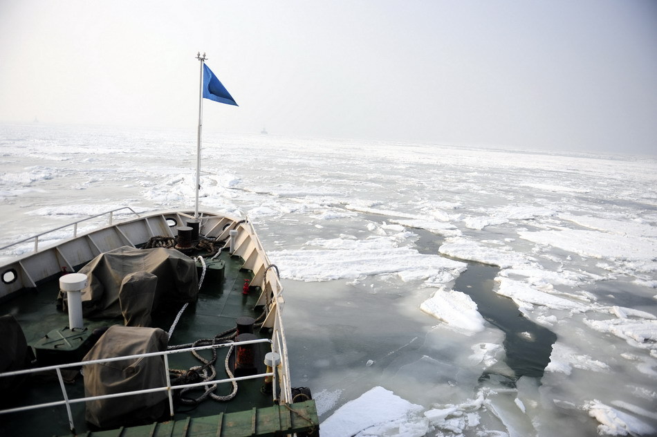 大型海事巡逻船在海冰密集的航道进行破冰