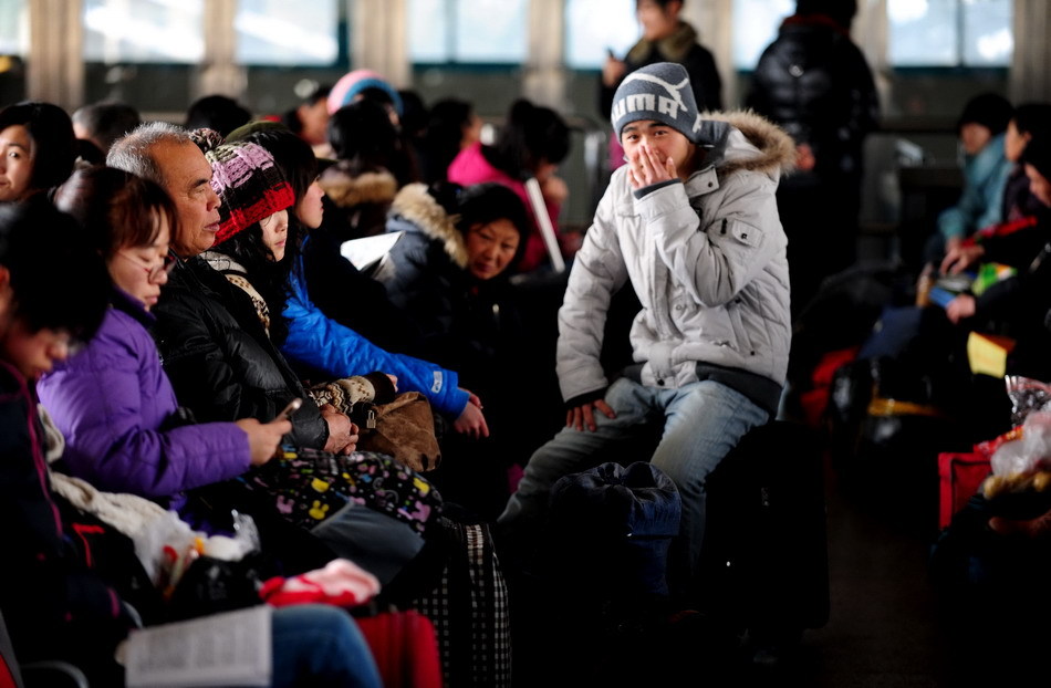 乘客在沈阳北站候车