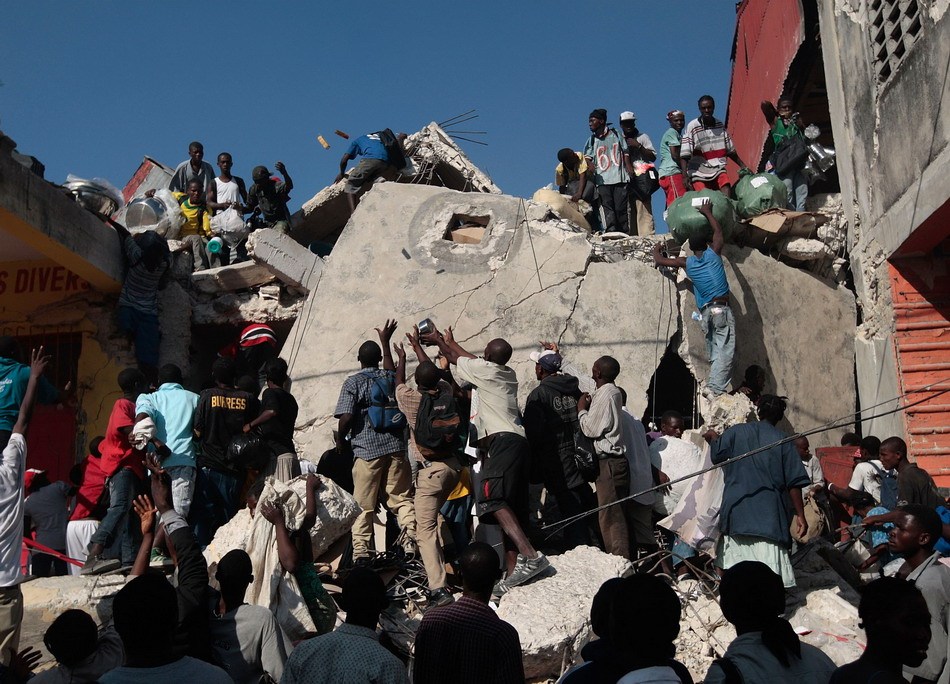 人们争抢救济品