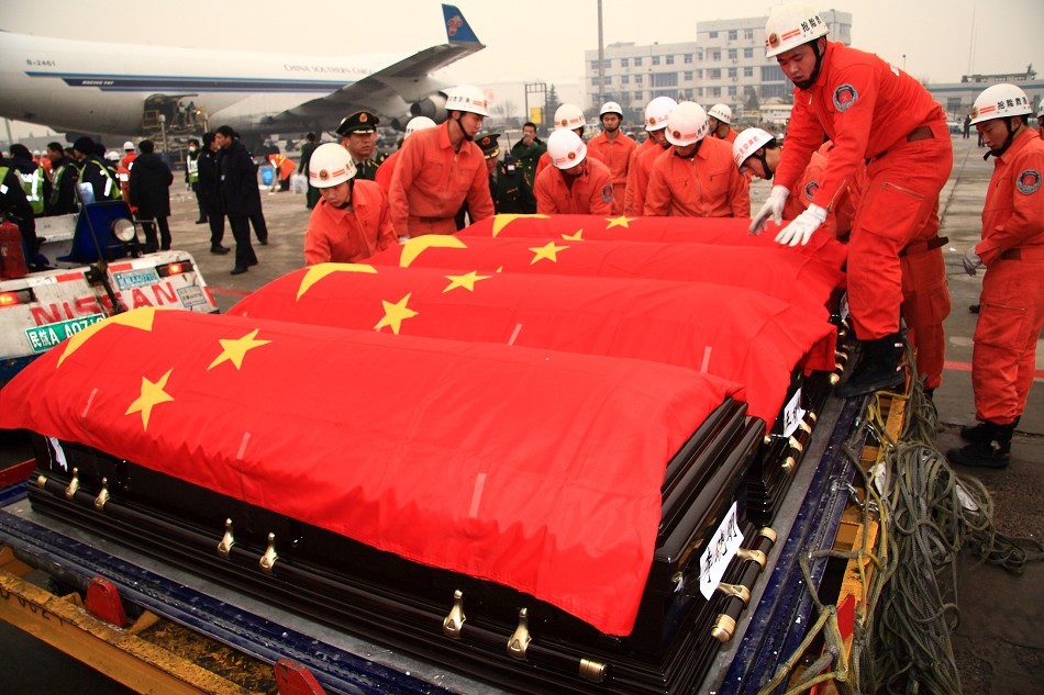 八位英烈的灵柩