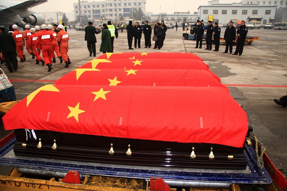 英烈的灵柩并排放置在机场