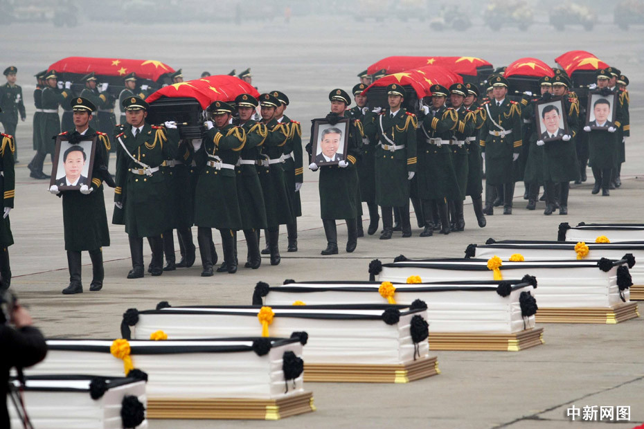 礼兵护送烈士的灵柩