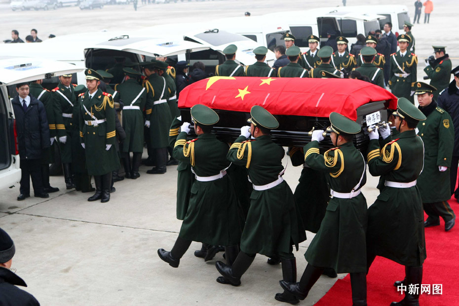 礼兵抬着八位烈士的灵柩