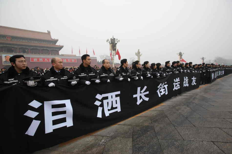 伤痛与坚强:图片回放遇难维和警察遗体回国历程