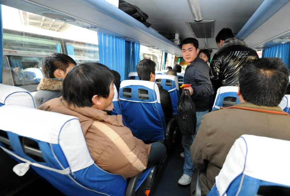 旅客登上回家的大巴