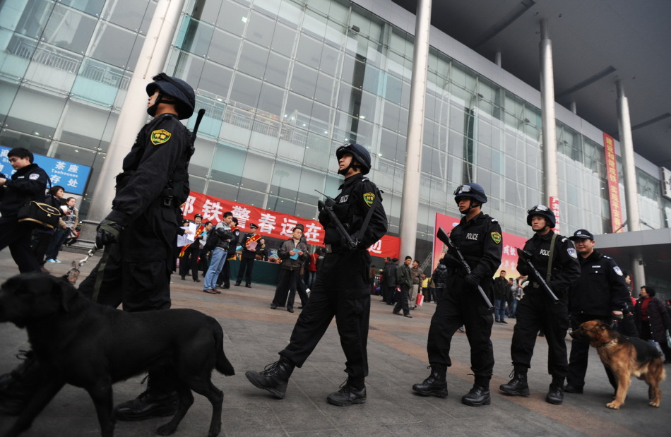 成都铁路公安处特警队带着警犬巡逻