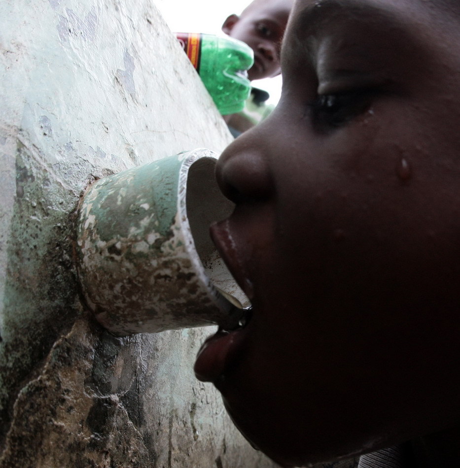 贫困儿童喝水图片