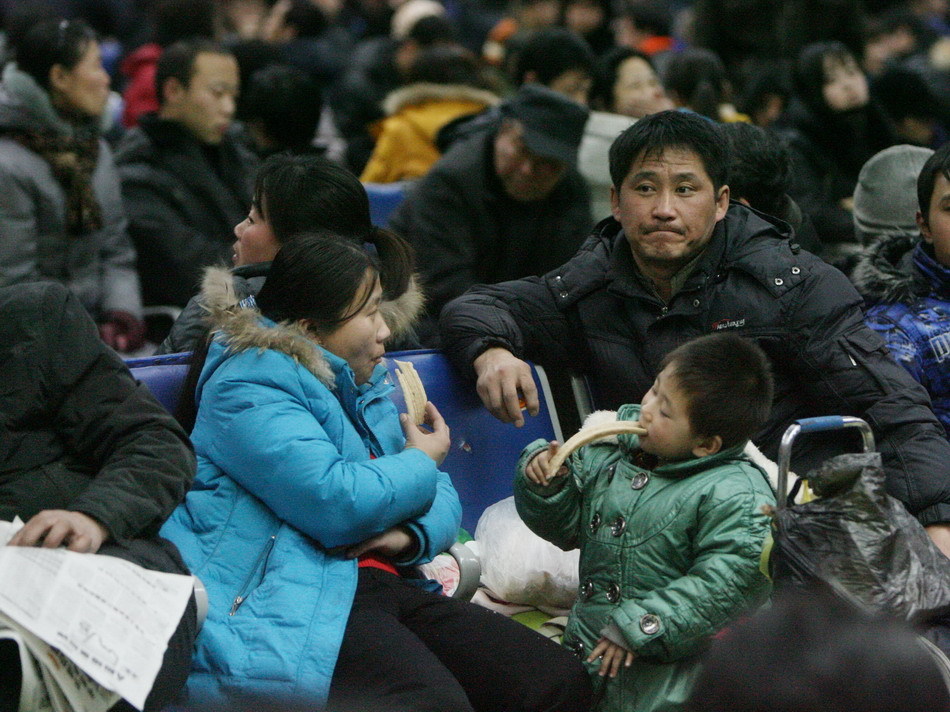 旅客在车站内候车