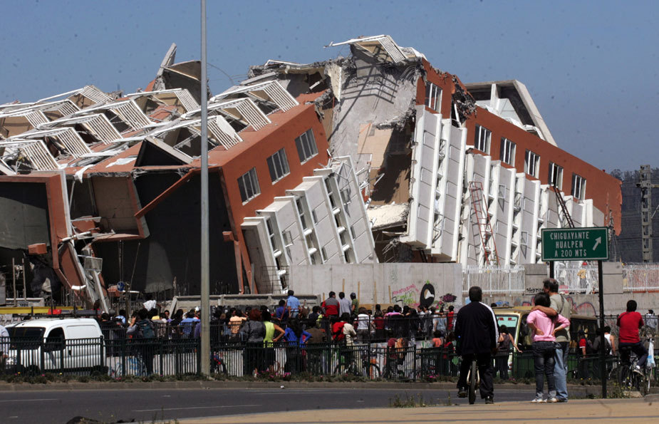 地震中,一幢公寓楼从中间断裂