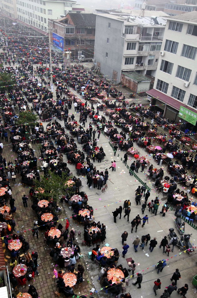 人们在浙江泰顺县雅阳镇参加元宵大宴