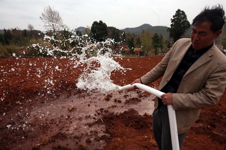 人们用清水浇灌庄稼地