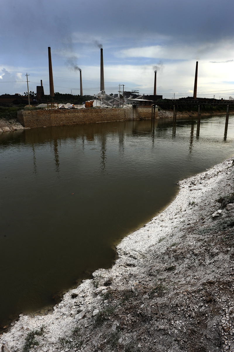 南盘江两岸河堤被污染成白色_新浪图集_新浪网