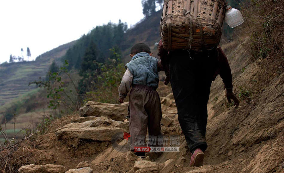 灾区部分家庭女人担起挑水重担 孩子成顶梁柱