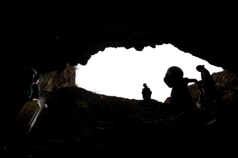 灾民扛着水艰难的爬出大坑