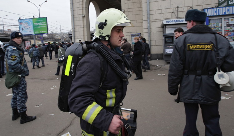 消防员在文化公园地铁站紧张工作