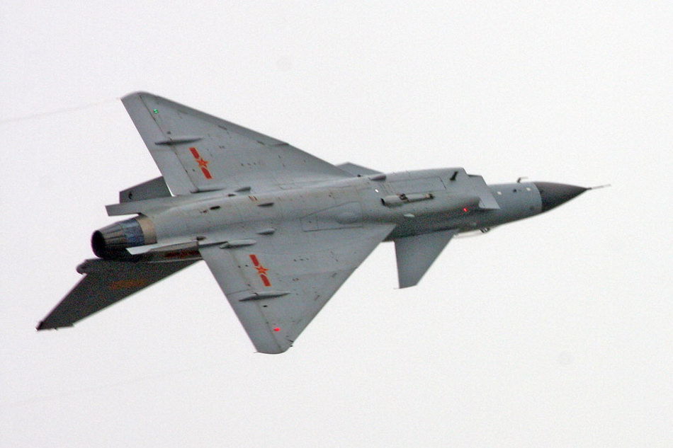 歼10战斗机在第七届中国珠海航展上进行飞行表演,摄影:安京 新浪网