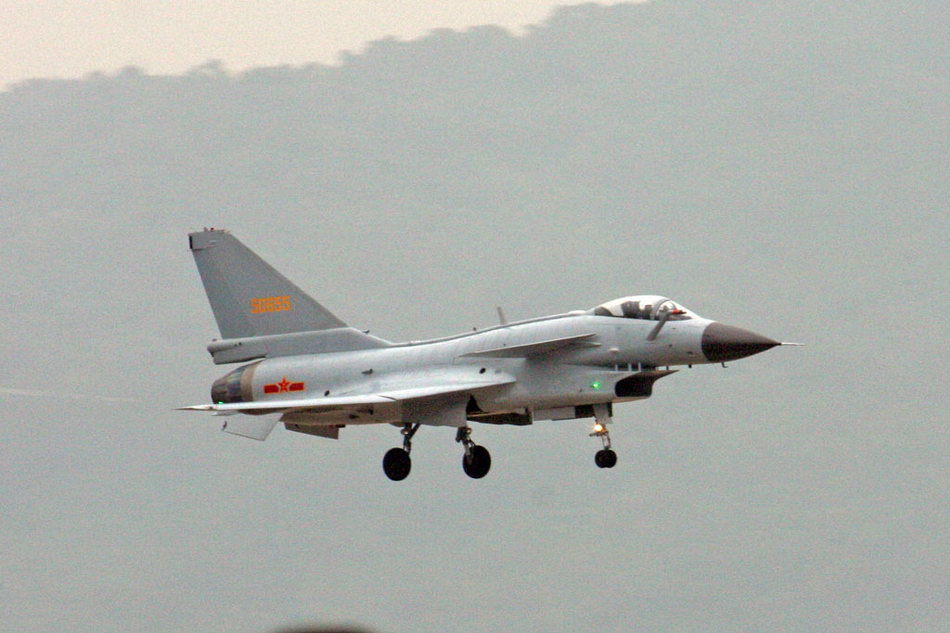 歼10战斗机在第七届中国珠海航展上进行飞行表演,摄影:安京 新浪网