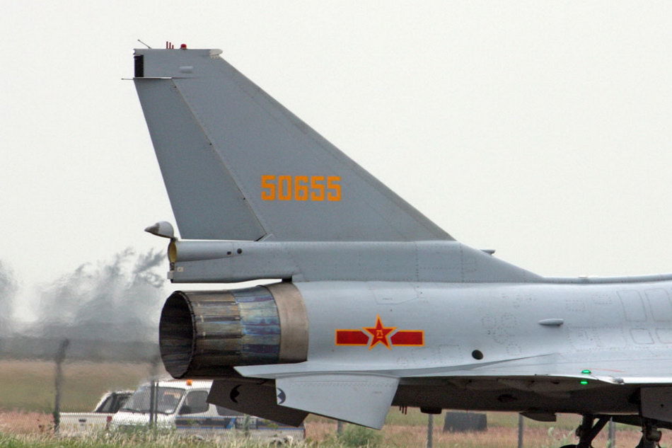 歼10战斗机在第七届中国珠海航展上进行飞行表演,摄影:安京 新浪网