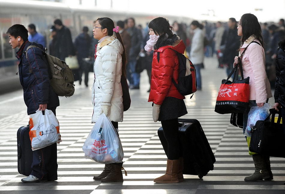 乘客秩序井然_新浪图片