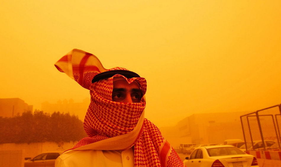 当天,沙特首都利雅得遭遇强沙尘暴袭击,位于首都北郊的哈立德国王国际