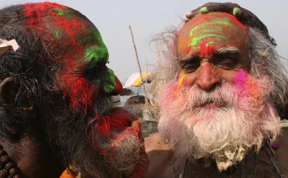 印度民众近日迎来本国最古老的传统大节"胡里节",全国都沉浸在喜庆