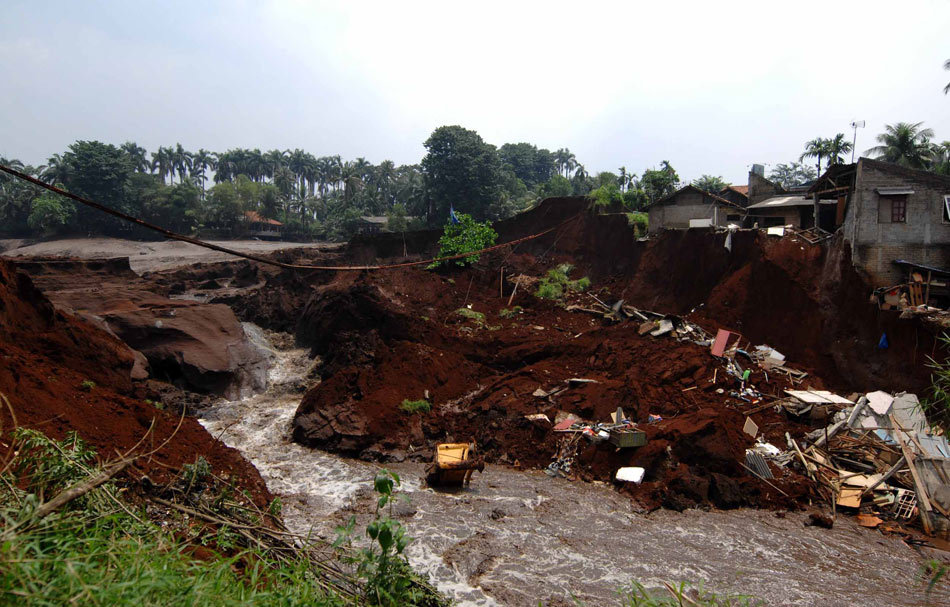 印尼堤坝溃决400座房屋被淹_新浪图片