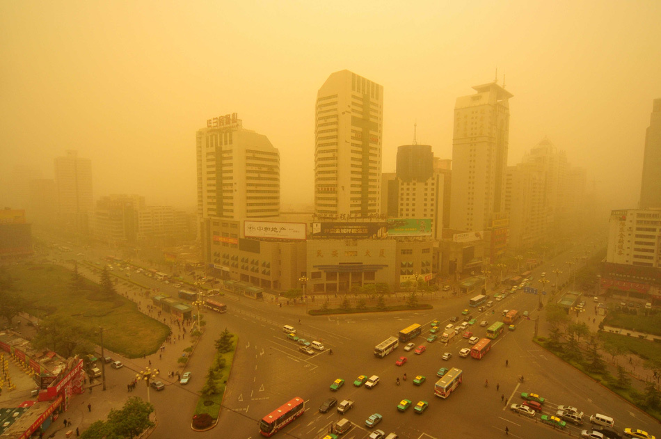 随着黄沙的阵阵袭来,市区天空渐渐被黄色沙尘所覆盖,街道能见度逐渐