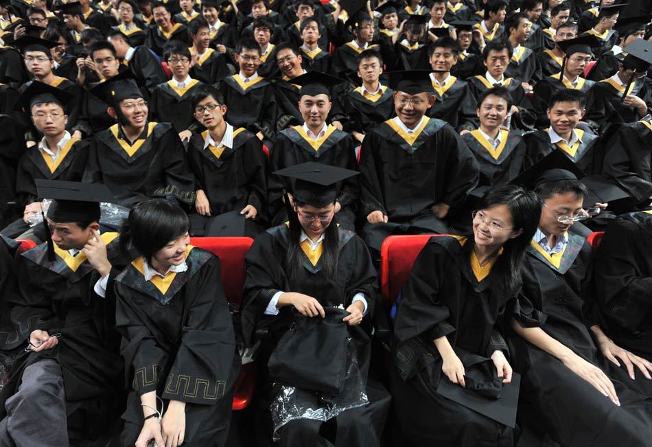 2009年6月24日上午,华中科技大学,来自34个院系的6800余名毕业生们身
