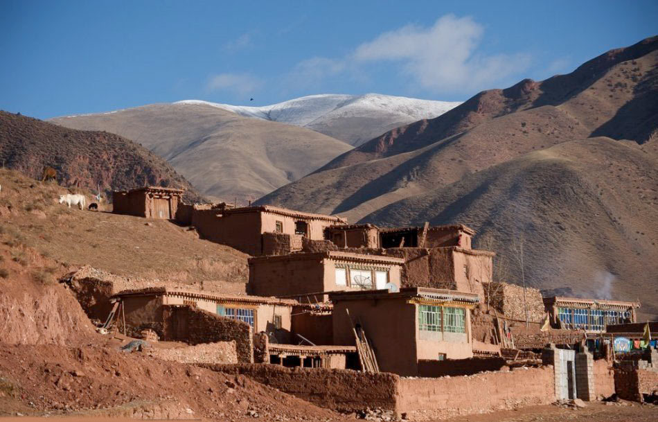 这次地震主要发生在玉树州的州府所在地——结古镇,当地居民的房屋90%