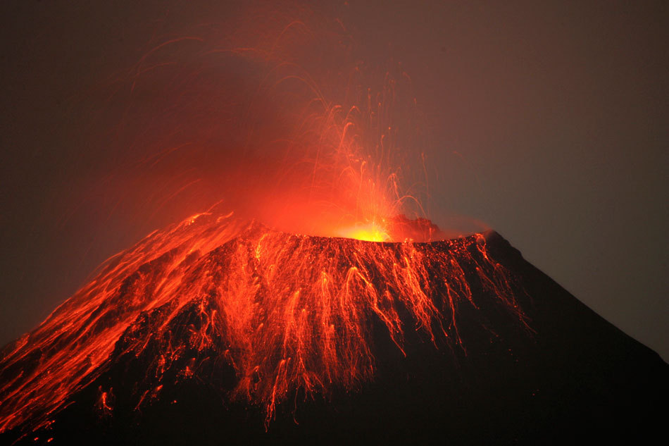 厄瓜多尔发生大规模火山喷发居民撤离_高清图集_新浪网