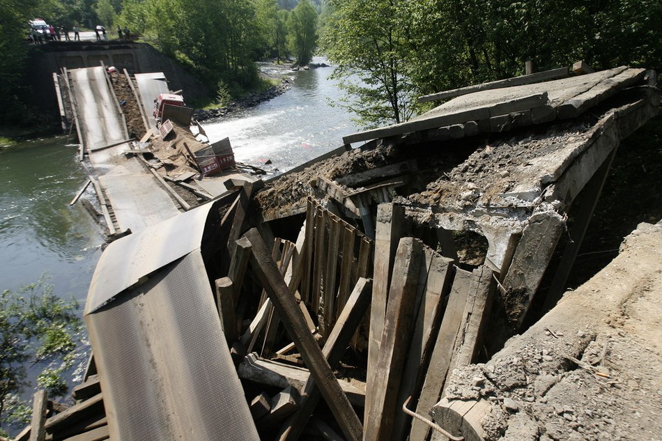 吉林省道锦江大桥垮塌6人受伤_高清图集_新浪网