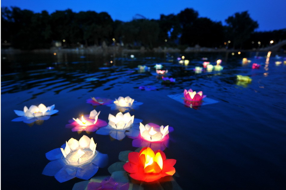 游客在北京龙潭公园放置祈福河灯