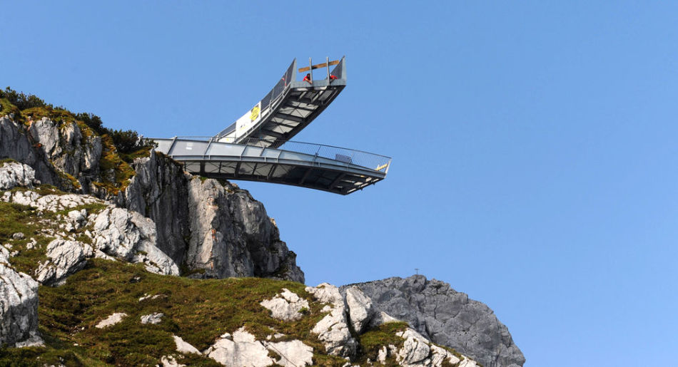 阿尔卑斯山峰架设悬空观景台