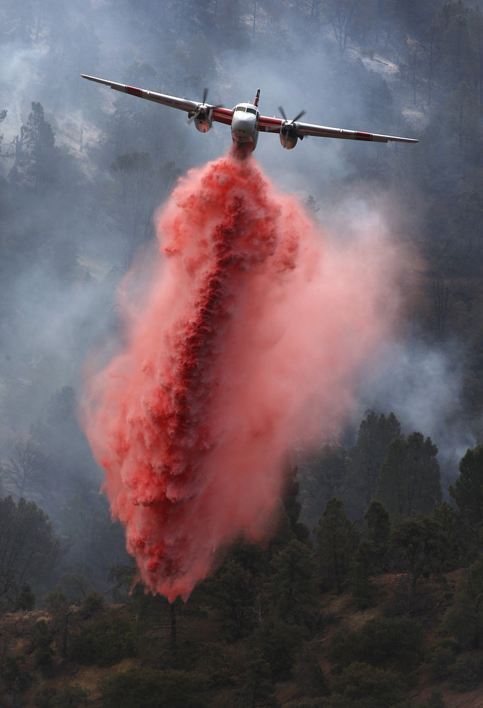 救援飞机空中喷洒烟雾灭火