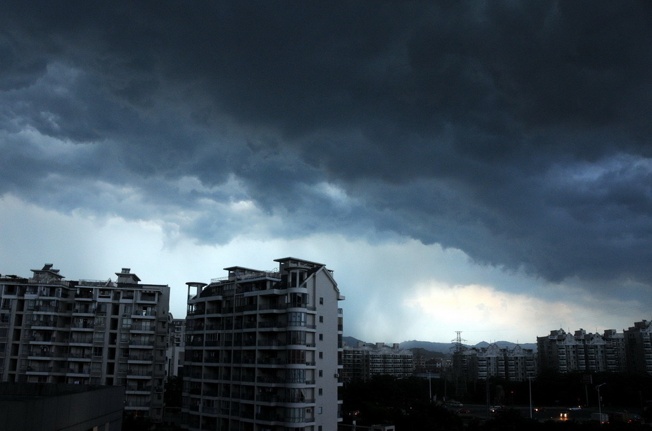 福州市区上空乌云密布出现雷电天气