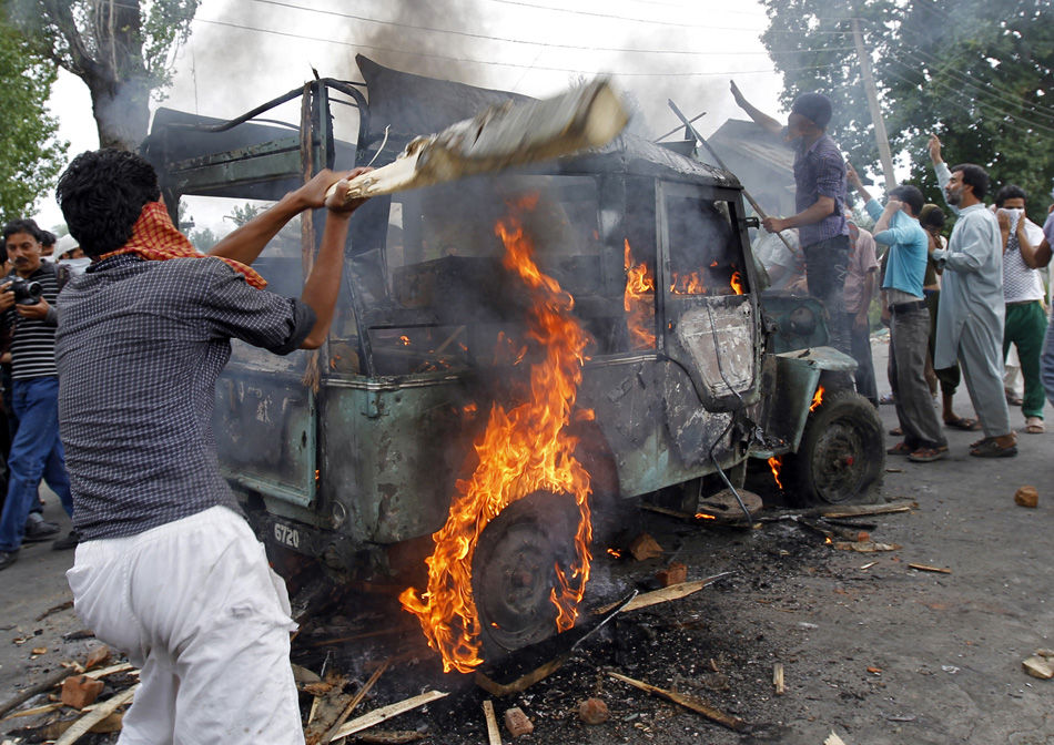 居民砸燃烧的警车