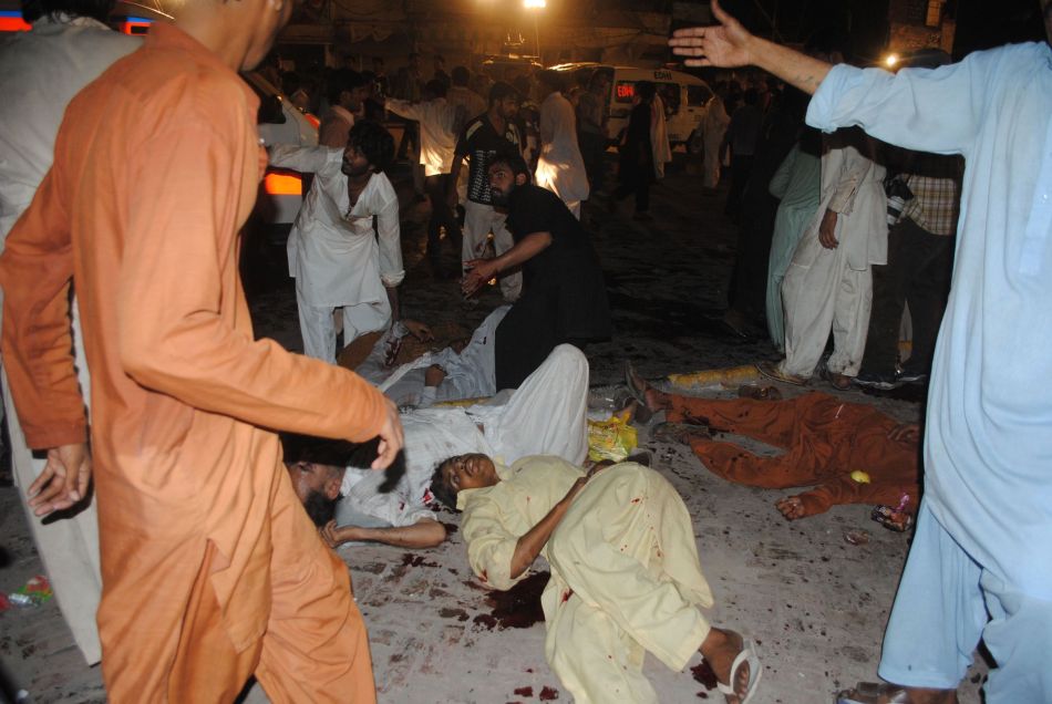 在拉合尔连环爆炸现场拍摄的遇难者遗体