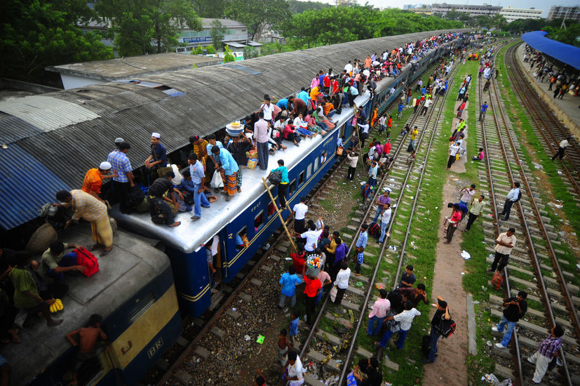 孟加拉国万人挤火车回乡迎接节日