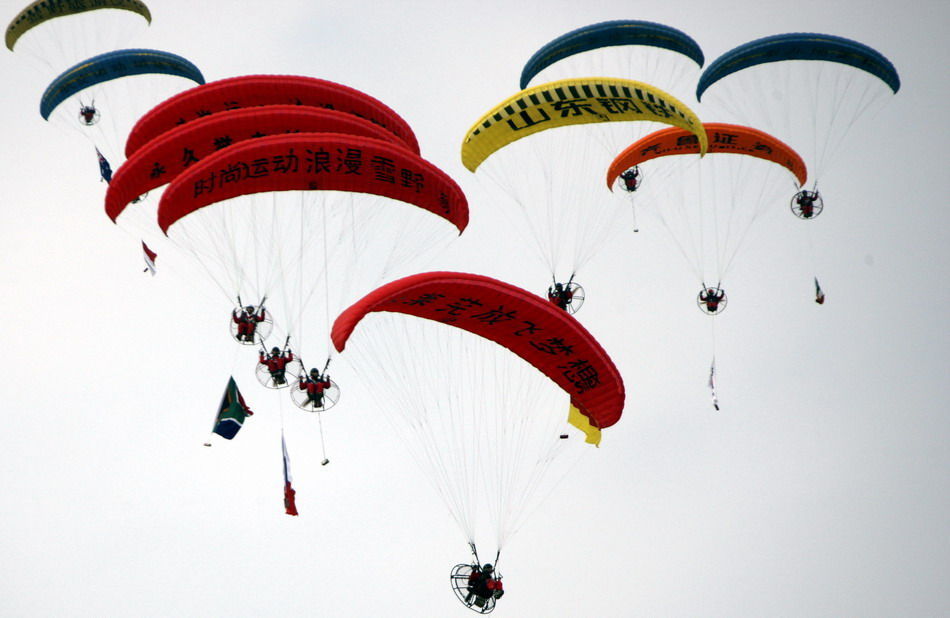 2010中国国际航空体育节在山东莱芜市雪野湖畔开幕