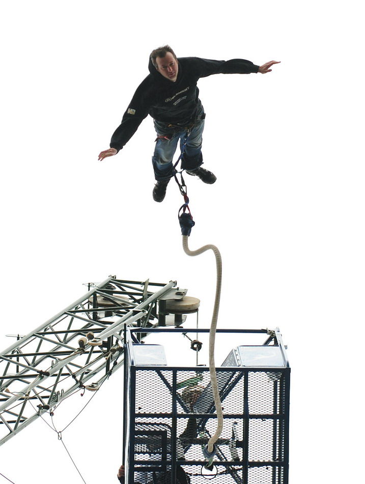 英国男子1小时蹦极42次刷新世界纪录