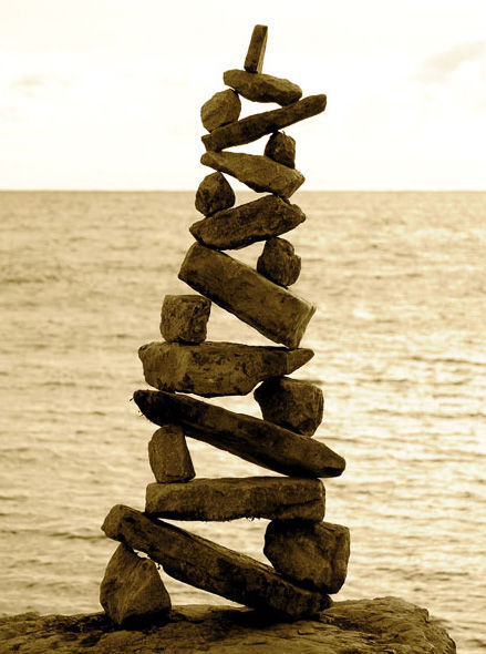 艺术家通过叠放石头展现平衡艺术