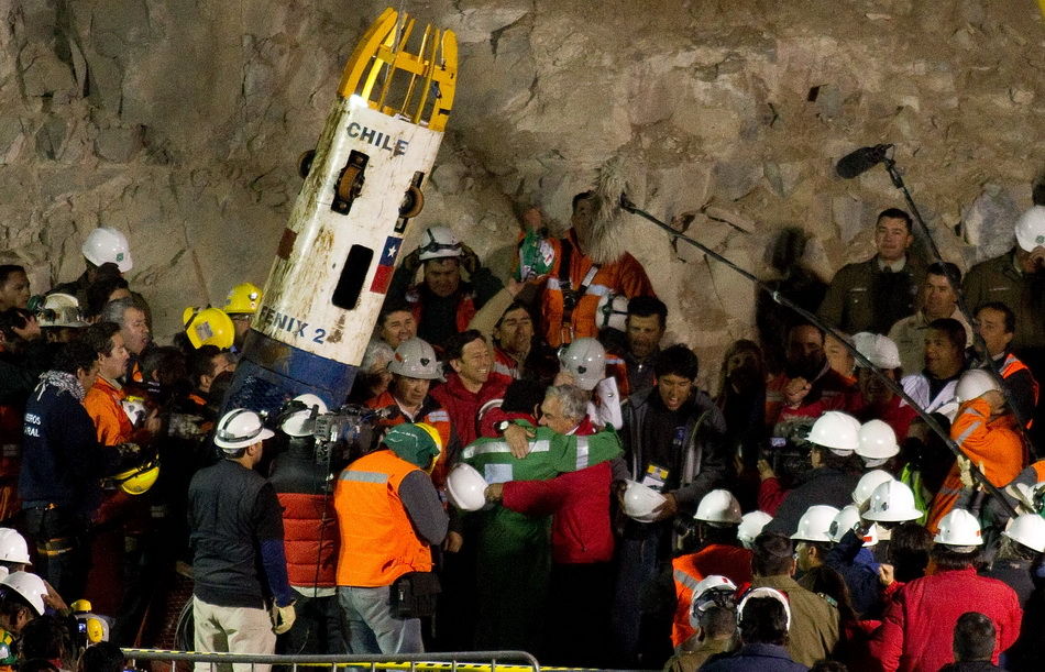 智利最后一名被困矿工成功升井_高清图集_新浪网