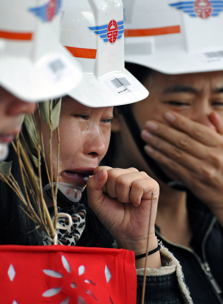 家属手抱失去亲人地方的泥土痛不欲生