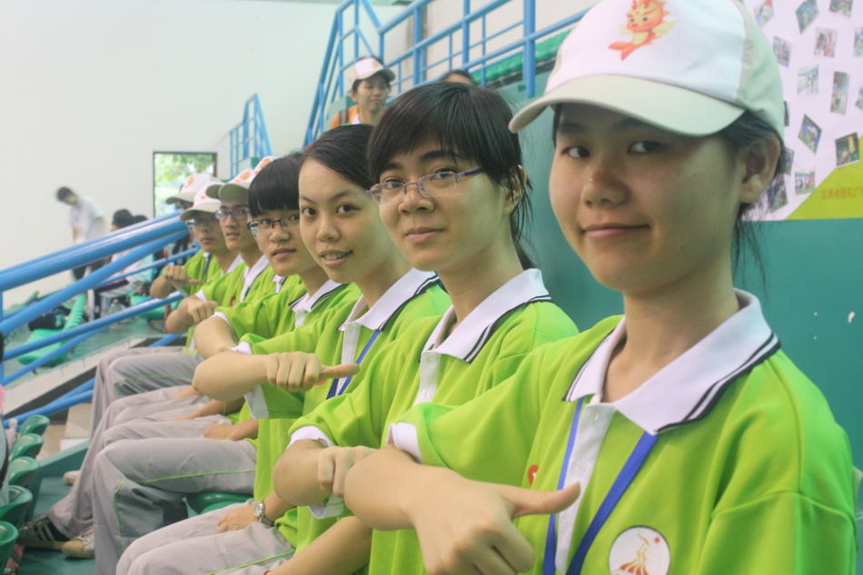 亚运会志愿者站姿图片